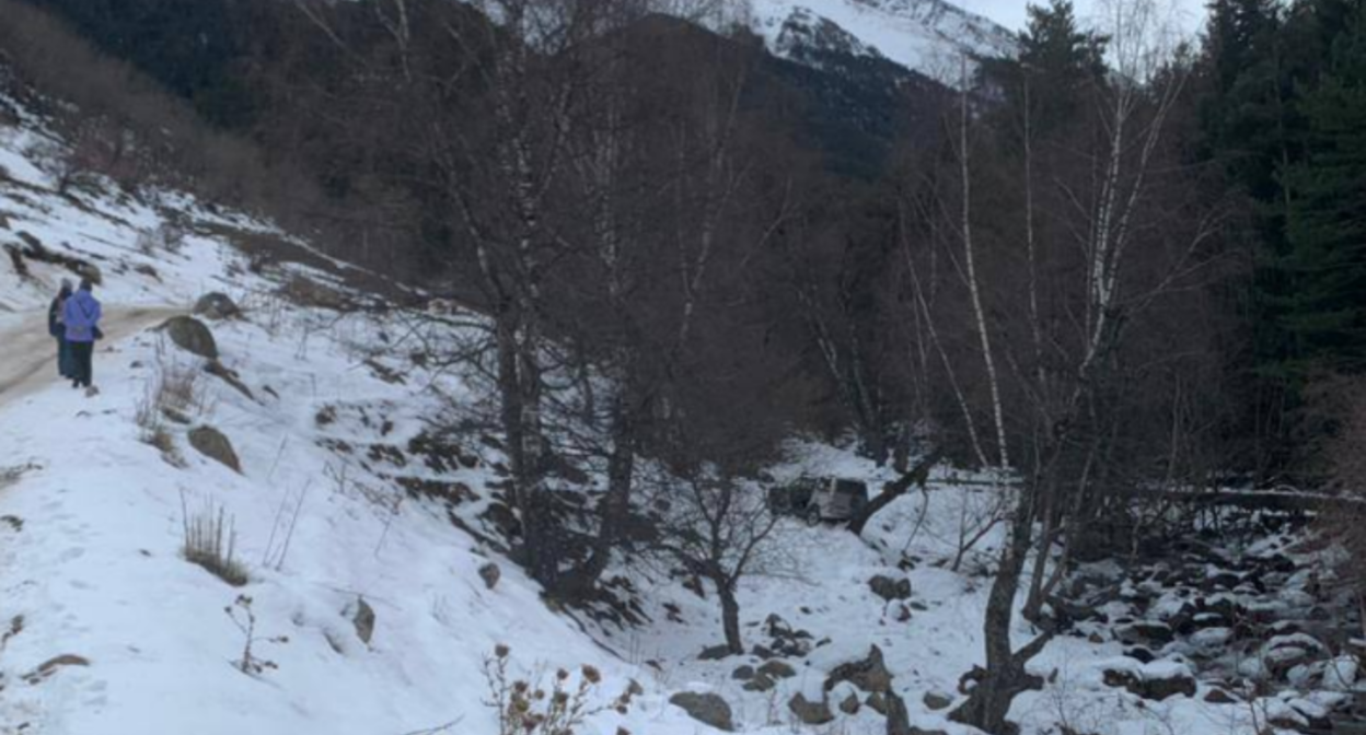 Машина упала в обрыв, фото УМВД по Карачаево-Черкесии от 05.01.24, https://t.me/mvd_kchr/5225 Машина упала в обрыв, фото УМВД по Карачаево-Черкесии от 05.01.24, https://t.me/mvd_kchr/5225