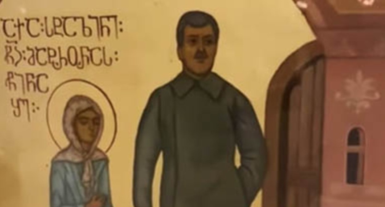 Фрагмент иконы со Сталиным в Свято-Троицком соборе. Скриншот видео https://t.me/NGnewsgeorgia/12094 Фрагмент иконы со Сталиным в Свято-Троицком соборе. Скриншот видео https://t.me/NGnewsgeorgia/12094
