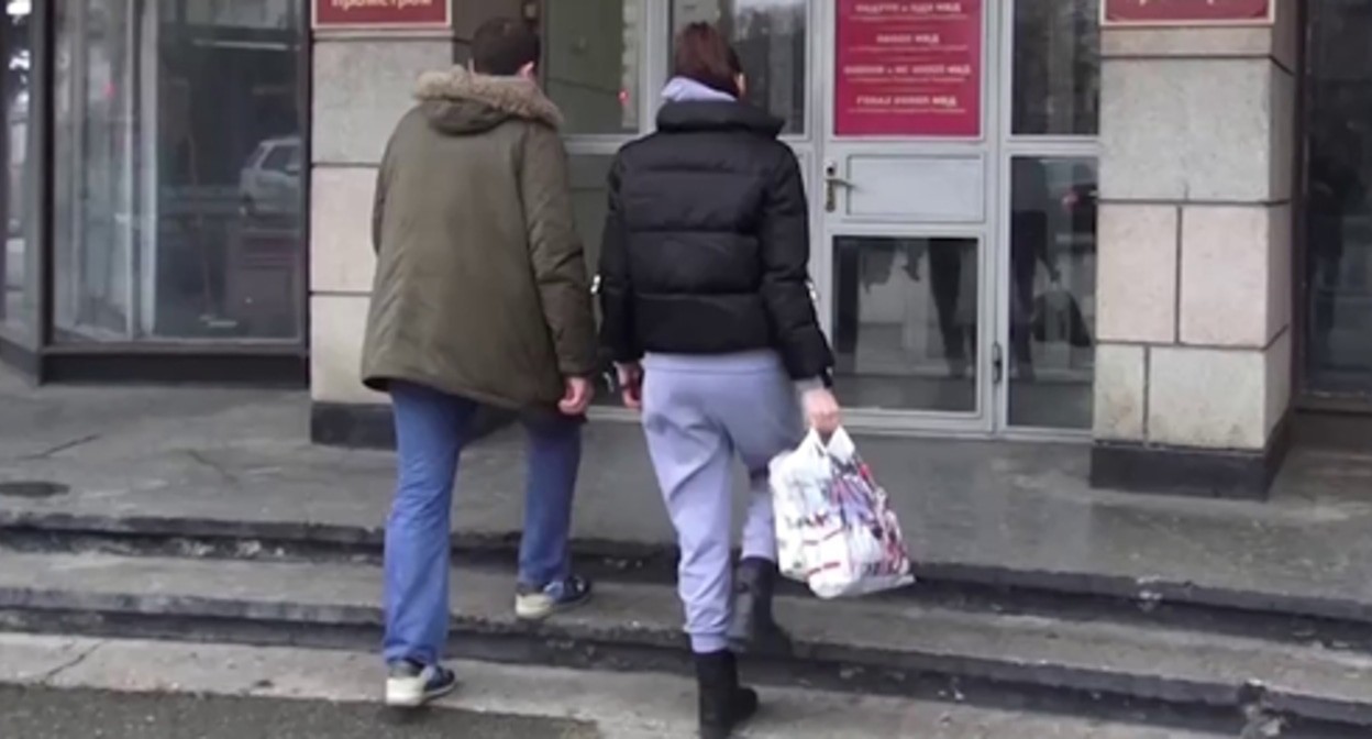 Арест представительницы Smart Buyers, стоп-кадр видео https://t.me/mvd_kabardino_balkaria/8550 Арест представительницы Smart Buyers, стоп-кадр видео https://t.me/mvd_kabardino_balkaria/8550