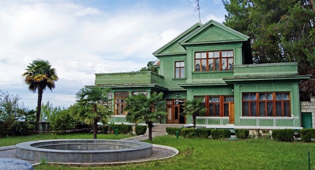 Дача Сталина, фото: https://ru.wikipedia.org/wiki/%D0%A0%D0%B8%D1%86%D0%B0_(%D0%B4%D0%B0%D1%87%D0%B0) Дача Сталина, фото: https://ru.wikipedia.org/wiki/%D0%A0%D0%B8%D1%86%D0%B0_(%D0%B4%D0%B0%D1%87%D0%B0)