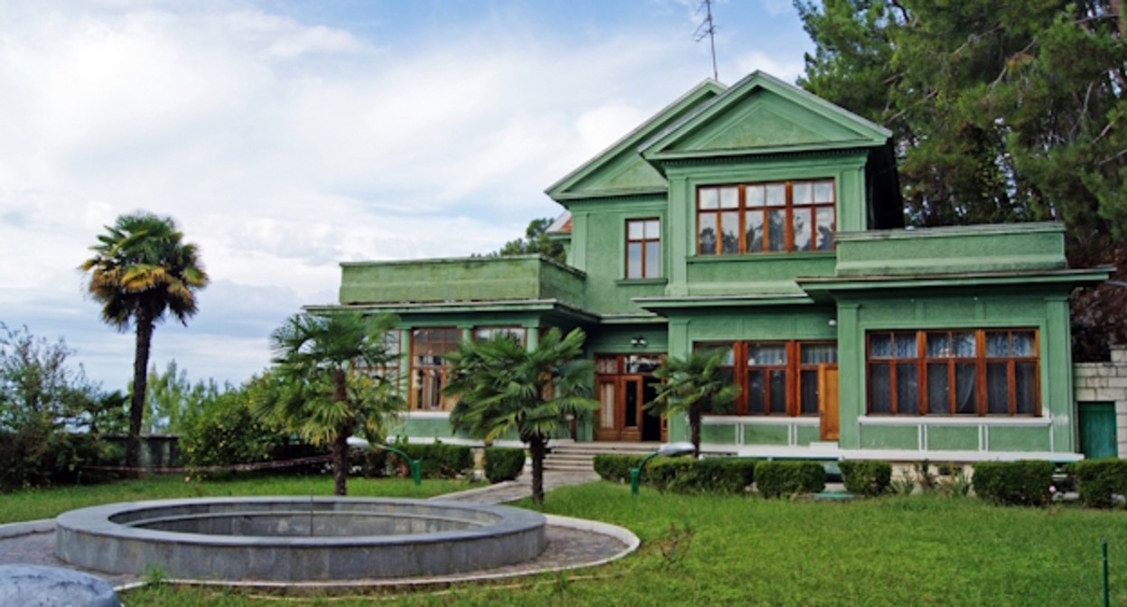 Дача Сталина, фото: https://ru.wikipedia.org/wiki/%D0%A0%D0%B8%D1%86%D0%B0_(%D0%B4%D0%B0%D1%87%D0%B0) Дача Сталина, фото: https://ru.wikipedia.org/wiki/%D0%A0%D0%B8%D1%86%D0%B0_(%D0%B4%D0%B0%D1%87%D0%B0)
