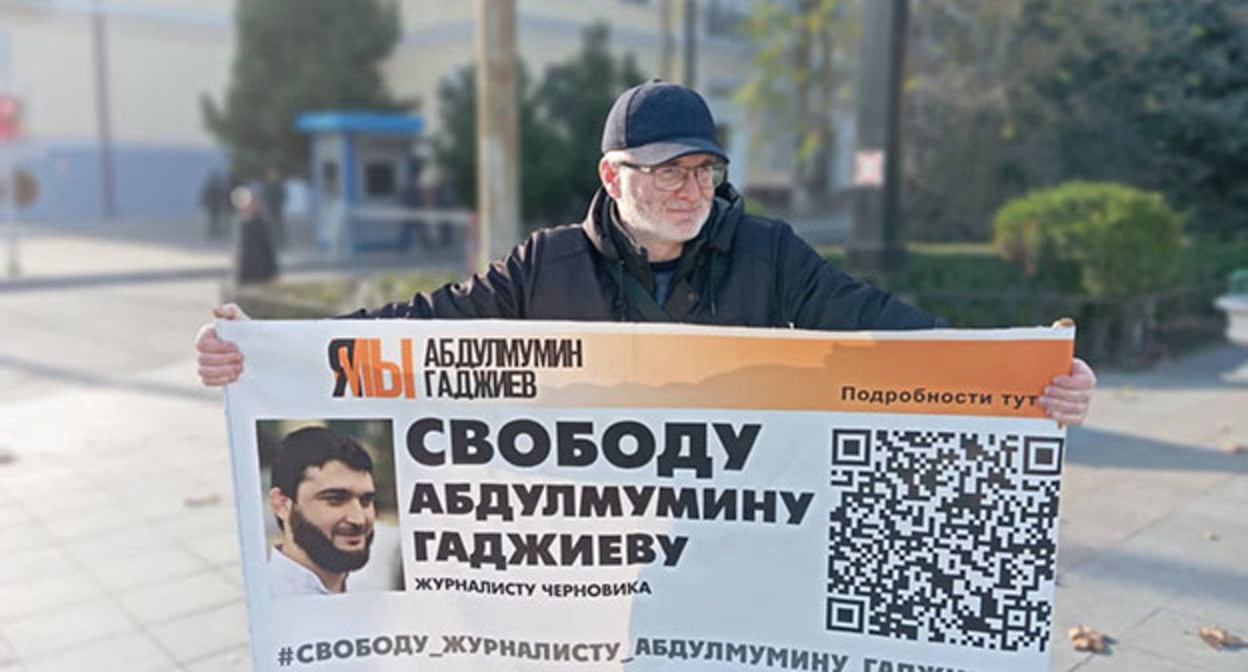 Магомед Магомедов в одиночном пикете. Махачкала, 4 декабря 2023 г. Фото: Телеграм-канал "Черновик" Магомед Магомедов в одиночном пикете. Махачкала, 4 декабря 2023 г. Фото: Телеграм-канал "Черновик"