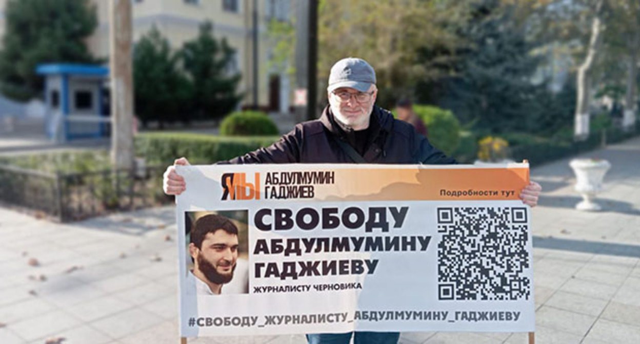 Магомед Магомедов в одиночном пикете. Махачкала, 13 ноября 2023 года. Фото Телеграм-канал "Черновик" Магомед Магомедов в одиночном пикете. Махачкала, 13 ноября 2023 года. Фото Телеграм-канал "Черновик"