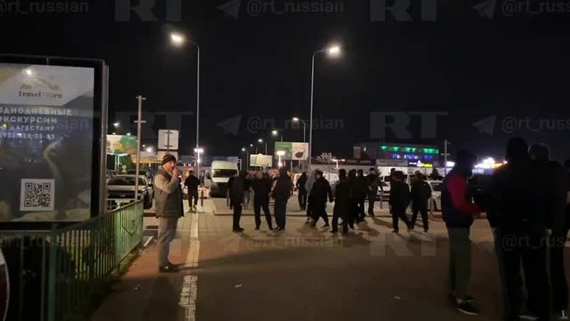 Беспорядки в аэропорту Махачкалы. Скриншот видео: RT / T.me Беспорядки в аэропорту Махачкалы. Скриншот видео: RT / T.me