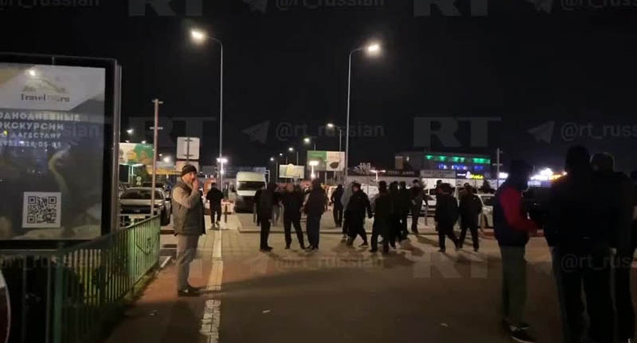 Беспорядки в аэропорту Махачкалы. Скриншот видео: RT / T.me Беспорядки в аэропорту Махачкалы. Скриншот видео: RT / T.me
