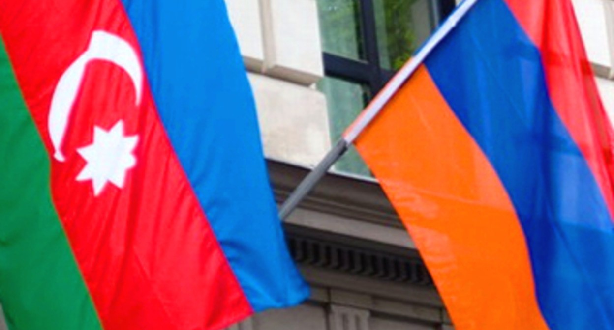 Флаги Армении и Азербайджана. Фото: https://charter97.org/ru/news/2023/9/30/565884/comments/ Флаги Армении и Азербайджана. Фото: https://charter97.org/ru/news/2023/9/30/565884/comments/