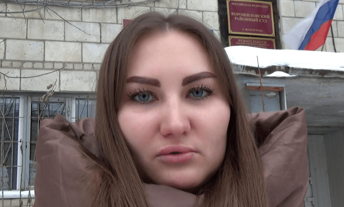Александра Степанищева у здания суда. Фото Вячеслава Ященко для "Кавказского узла". Александра Степанищева у здания суда. Фото Вячеслава Ященко для "Кавказского узла".