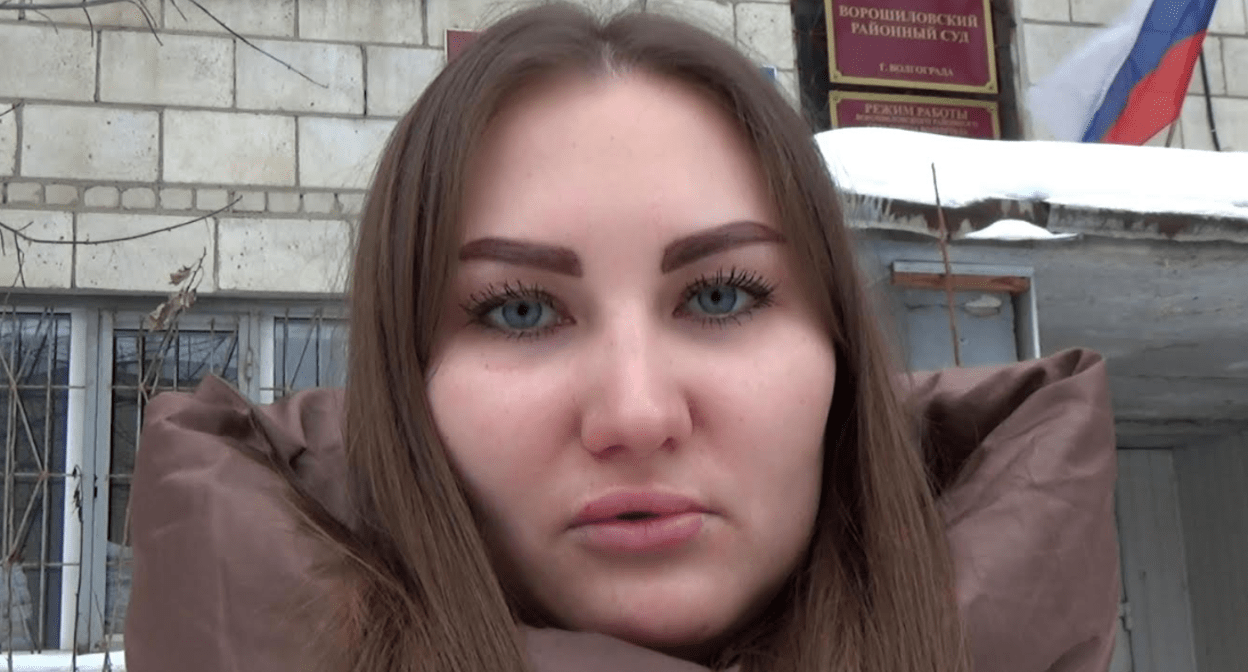 Александра Степанищева у здания суда. Фото Вячеслава Ященко для "Кавказского узла". Александра Степанищева у здания суда. Фото Вячеслава Ященко для "Кавказского узла".