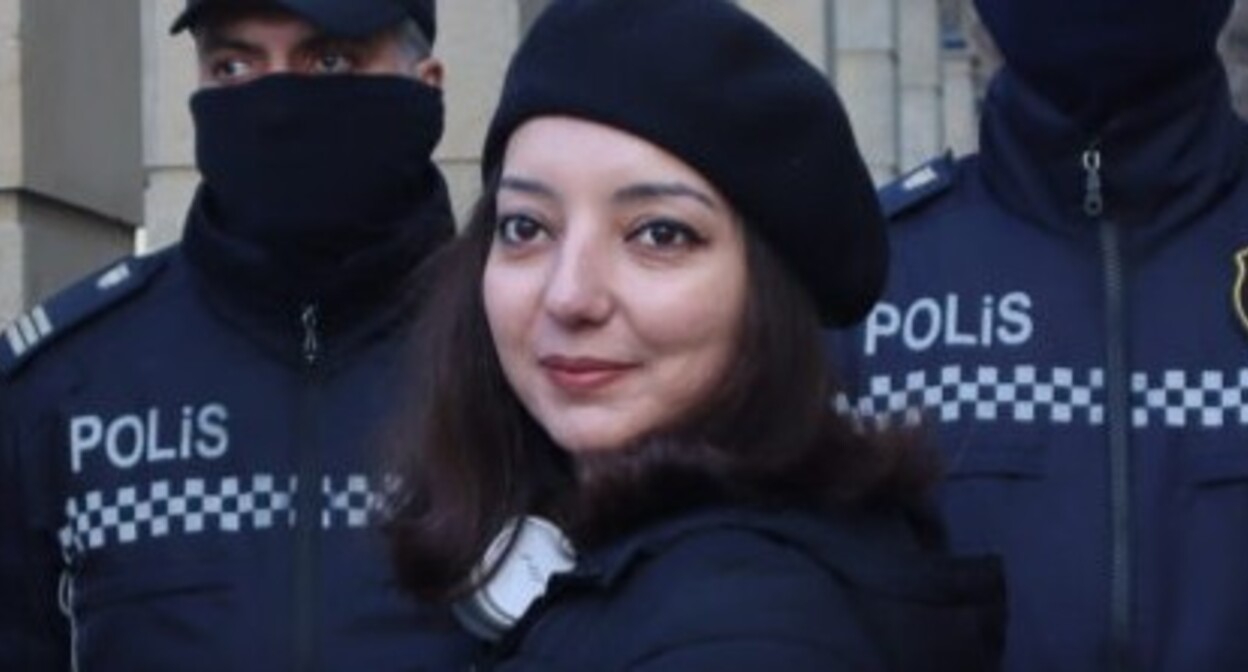 Журналистка Эльнара Гасымова. Фото Ульвии Али. Источник: https://www.meydan.tv/ru/article/po-delu-abzas-media-zaderzhana-zhurnalistka-elnara-gasymova/ Журналистка Эльнара Гасымова. Фото Ульвии Али. Источник: https://www.meydan.tv/ru/article/po-delu-abzas-media-zaderzhana-zhurnalistka-elnara-gasymova/
