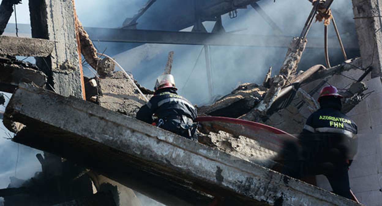 На месте взрыва в Баку. 15 января 2024 г. Фото: https://ru.apa.az/incident/v-baku-proizosel-vzryv-i-pozar-v-cexe-est-pogibsie-i-ranenye-obnovleno-3-foto-video-551707 На месте взрыва в Баку. 15 января 2024 г. Фото: https://ru.apa.az/incident/v-baku-proizosel-vzryv-i-pozar-v-cexe-est-pogibsie-i-ranenye-obnovleno-3-foto-video-551707