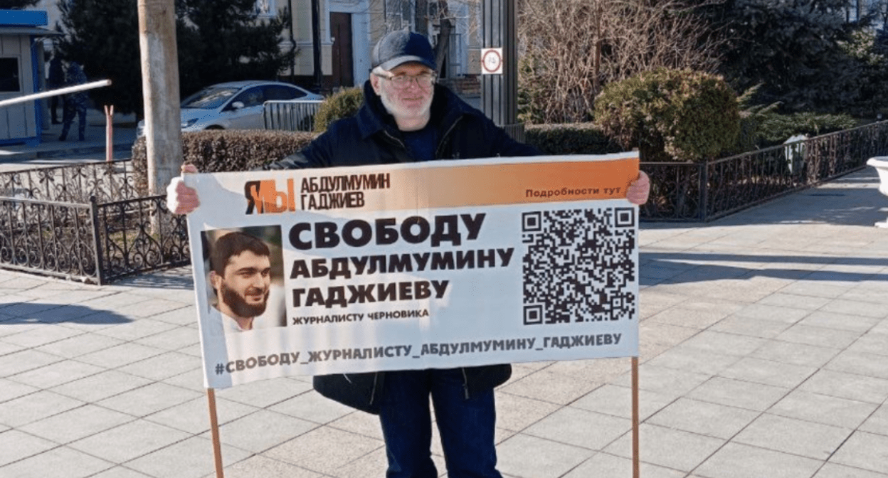Магомед Магомедов на пикете. Скриншот фото из Telegram-канала Центра защиты прав человека "Мемориал" от 15.01.24, https://t.me/polniypc/6245 Магомед Магомедов на пикете. Скриншот фото из Telegram-канала Центра защиты прав человека "Мемориал" от 15.01.24, https://t.me/polniypc/6245