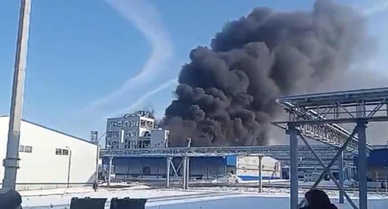 Пожар на заводе в Шахтах, стоп-кадр видео https://t.me/bazabazon/24600 Пожар на заводе в Шахтах, стоп-кадр видео https://t.me/bazabazon/24600