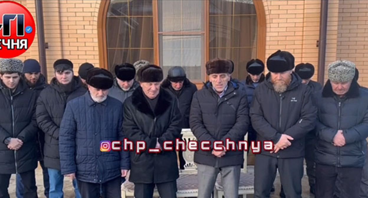 Кадр видео с извинениями родственников подозреваемого в убийстве Гакаева. Скриншот видео Телеграм канал "ЧП Чечня" Кадр видео с извинениями родственников подозреваемого в убийстве Гакаева. Скриншот видео Телеграм канал "ЧП Чечня"