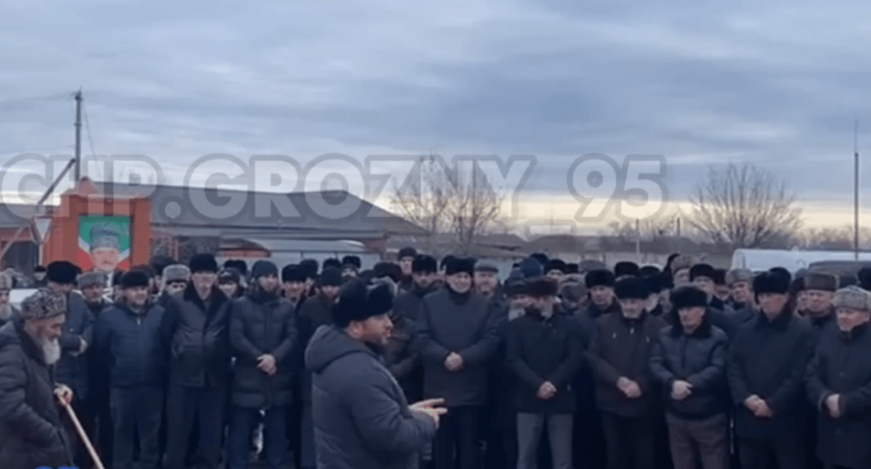 Собравшиеся на сходе в Комсомольском жители. Стоп-кадр видео "ЧП Грозный" от 17.01.24, https://t.me/chpgrozny_95/7767 Собравшиеся на сходе в Комсомольском жители. Стоп-кадр видео "ЧП Грозный" от 17.01.24, https://t.me/chpgrozny_95/7767