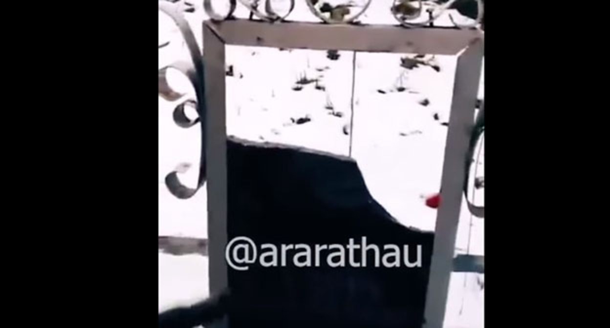Разрушенное надгробие на кладбище села Акаку. Скриншот видео https://www.facebook.com/61550993055313/videos/6938461722856785 Разрушенное надгробие на кладбище села Акаку. Скриншот видео https://www.facebook.com/61550993055313/videos/6938461722856785