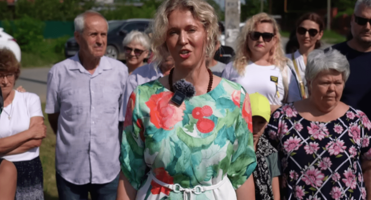 Наталья Гаряева (на переднем плане) и жители Полтавской. Скриншот видео канала Ne_Novosti 18.07.23, https://www.youtube.com/watch?v=UunwkqYOEmc Наталья Гаряева (на переднем плане) и жители Полтавской. Скриншот видео канала Ne_Novosti 18.07.23, https://www.youtube.com/watch?v=UunwkqYOEmc
