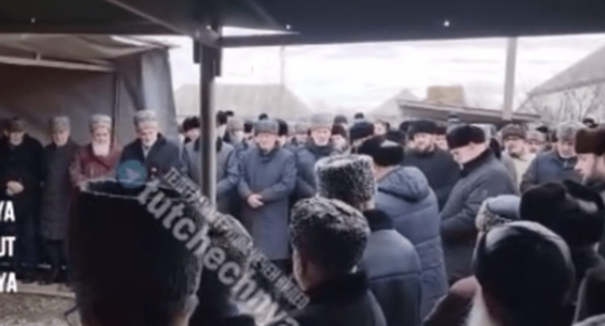 Примирение семей Гакаева и обвиняемого в убийстве муллы. Стоп-кадр видео из Instagram-паблика (деятельность компании Meta, которой принадлежит соцсеть, запрещена в России) "Тут Чечня" от 17.01.24, https://www.instagram.com/p/C2NqwqpLVLP/ Примирение семей Гакаева и обвиняемого в убийстве муллы. Стоп-кадр видео из Instagram-паблика (деятельность компании Meta, которой принадлежит соцсеть, запрещена в России) "Тут Чечня" от 17.01.24, https://www.instagram.com/p/C2NqwqpLVLP/
