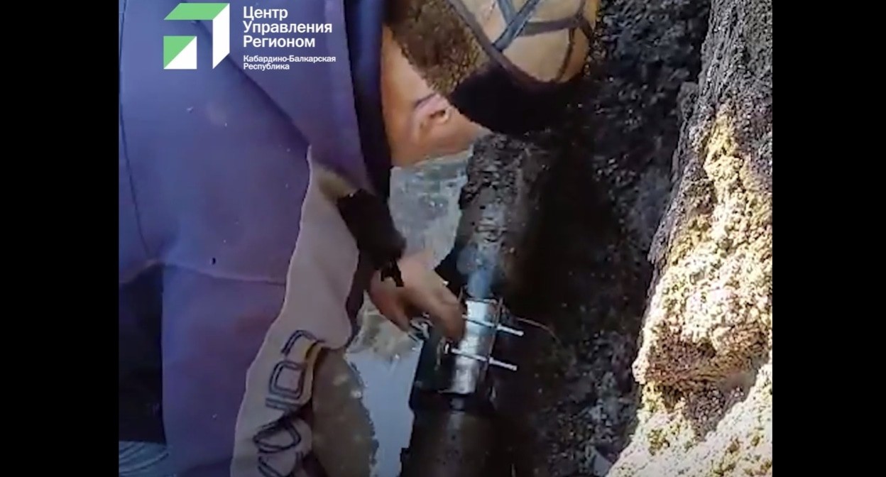 Рабочий чинит водопровод в селе Атажукино. Кадр видео ЦУР Кабардино-Балкарии https://t.me/tsur_07/2340 Рабочий чинит водопровод в селе Атажукино. Кадр видео ЦУР Кабардино-Балкарии https://t.me/tsur_07/2340