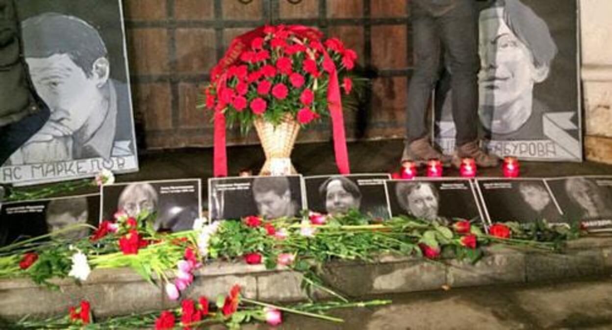 Памятное возложение цветов на месте убийства адвоката Станислава Маркелова и журналистки "Новой газеты" Анастасии Бабуровой. Москва, 19 января 2015 г. Фото Юлии Буславской для "Кавказского узла" Памятное возложение цветов на месте убийства адвоката Станислава Маркелова и журналистки "Новой газеты" Анастасии Бабуровой. Москва, 19 января 2015 г. Фото Юлии Буславской для "Кавказского узла"