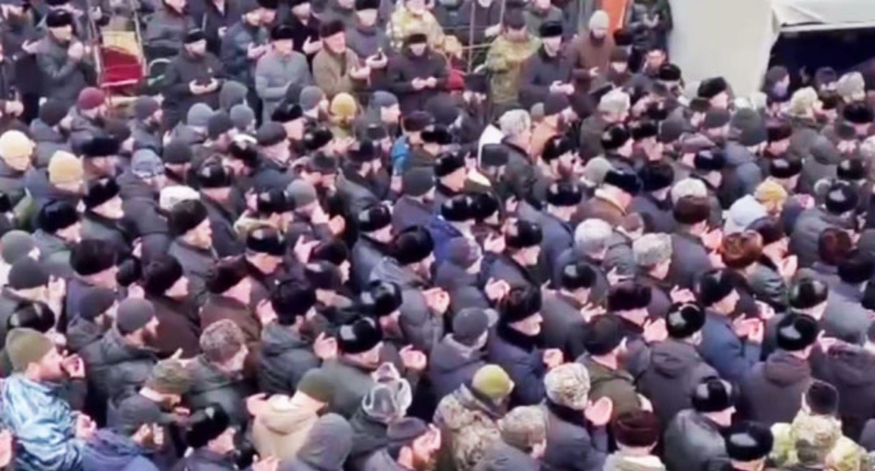 Коллективная молитва. Стоп-кадр видео "ЧП Грозный" от 17.01.24, https://t.me/chpgrozny_95/7769 Коллективная молитва. Стоп-кадр видео "ЧП Грозный" от 17.01.24, https://t.me/chpgrozny_95/7769