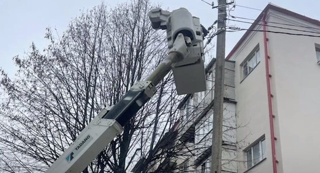 Ремонт уличного светильника на улице Байсултанова в Нальчике. Кадр видео ЦУР Кабардино-Балкарии https://t.me/tsur_07/2343 Ремонт уличного светильника на улице Байсултанова в Нальчике. Кадр видео ЦУР Кабардино-Балкарии https://t.me/tsur_07/2343