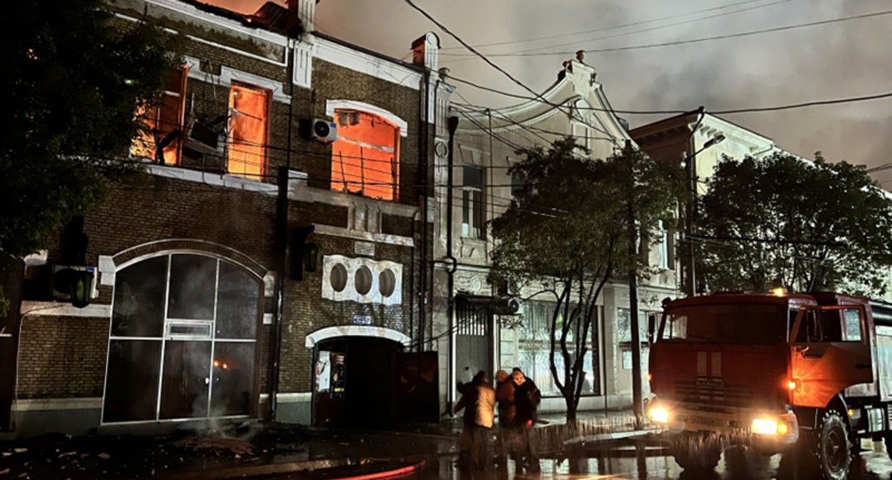 Пожар в здании Центрального выставочного зала в Сухуме. Фото: МЧС Абхазии Пожар в здании Центрального выставочного зала в Сухуме. Фото: МЧС Абхазии