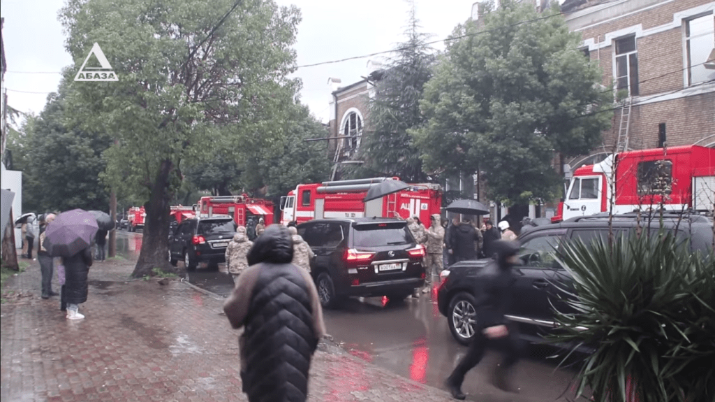 На месте пожара в Национальной картинной галерее в Сухуме. Скриншот видео: Телекомпания "Абаза-ТВ" / youtube.com На месте пожара в Национальной картинной галерее в Сухуме. Скриншот видео: Телекомпания "Абаза-ТВ" / youtube.com