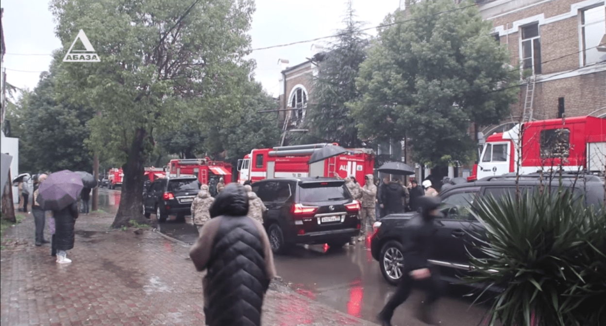 На месте пожара в Национальной картинной галерее в Сухуме. Скриншот видео: Телекомпания "Абаза-ТВ" / youtube.com На месте пожара в Национальной картинной галерее в Сухуме. Скриншот видео: Телекомпания "Абаза-ТВ" / youtube.com