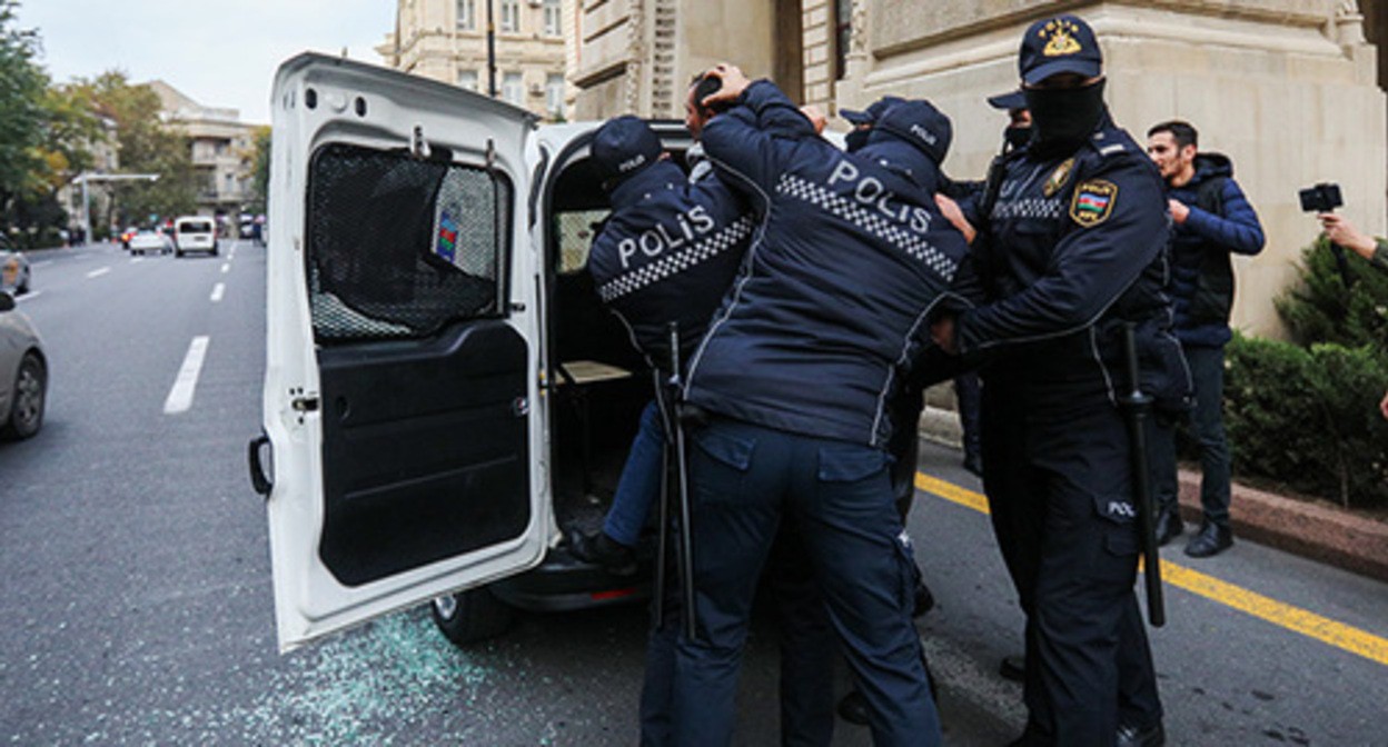 Сотрудники полиции во время акции протеста. Фото Азиза Каримова для "Кавказского узла" Сотрудники полиции во время акции протеста. Фото Азиза Каримова для "Кавказского узла"