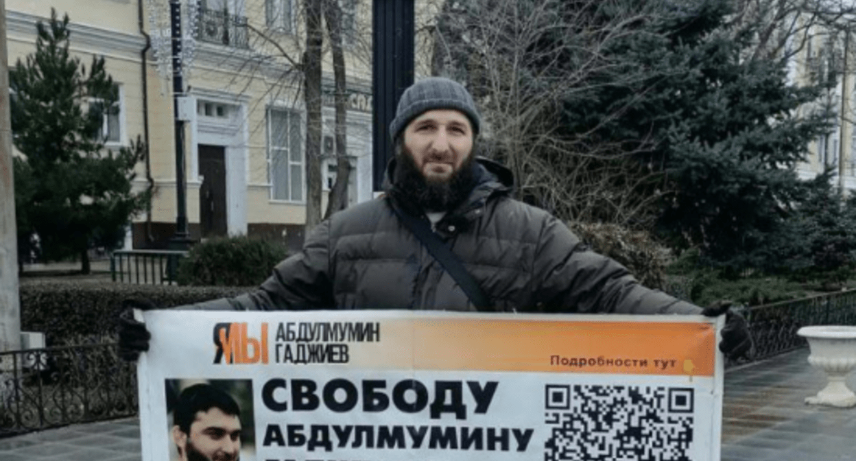 Идрис Юсупов (признан иноагентом) на пикете в Махачкале. Скриншот фото из Telegram-канала "Черновик" от 22.01.23, https://t.me/chernovik/66709 Идрис Юсупов (признан иноагентом) на пикете в Махачкале. Скриншот фото из Telegram-канала "Черновик" от 22.01.23, https://t.me/chernovik/66709