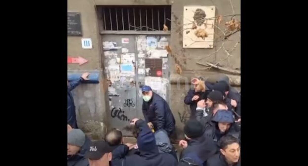 Акция протеста против выселения семьи в Тбилиси. 23 января 2024 г. Скриншот видео https://riamediabank.ru/media/8604052.html