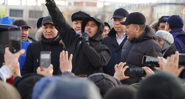 Участники акции в поддержку забастовщиков завода "Химпэк" в Шахтах. Кадр видеосюжета на YouTube-канале NEWS PORTAL TODAY
www.youtube.com/watch?v=W1D1mu-2pW8 Участники акции в поддержку забастовщиков завода "Химпэк" в Шахтах. Кадр видеосюжета на YouTube-канале NEWS PORTAL TODAY
www.youtube.com/watch?v=W1D1mu-2pW8