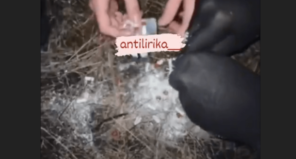 Активисты "Антилирики" уничтожают таблетки. Стоп-кадр видео от 08.01.24 из telegram-канала https://t.me/ing_antilirika/39 Активисты "Антилирики" уничтожают таблетки. Стоп-кадр видео от 08.01.24 из telegram-канала https://t.me/ing_antilirika/39