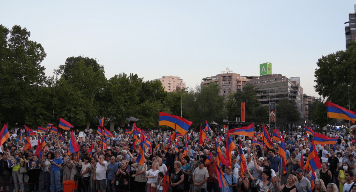 Участники митинга движения "Национально-демократический полюс". Фото из Facebook движения (деятельность компании Meta, владеющей Facebook, запрещена в России). Участники митинга движения "Национально-демократический полюс". Фото из Facebook движения (деятельность компании Meta, владеющей Facebook, запрещена в России).