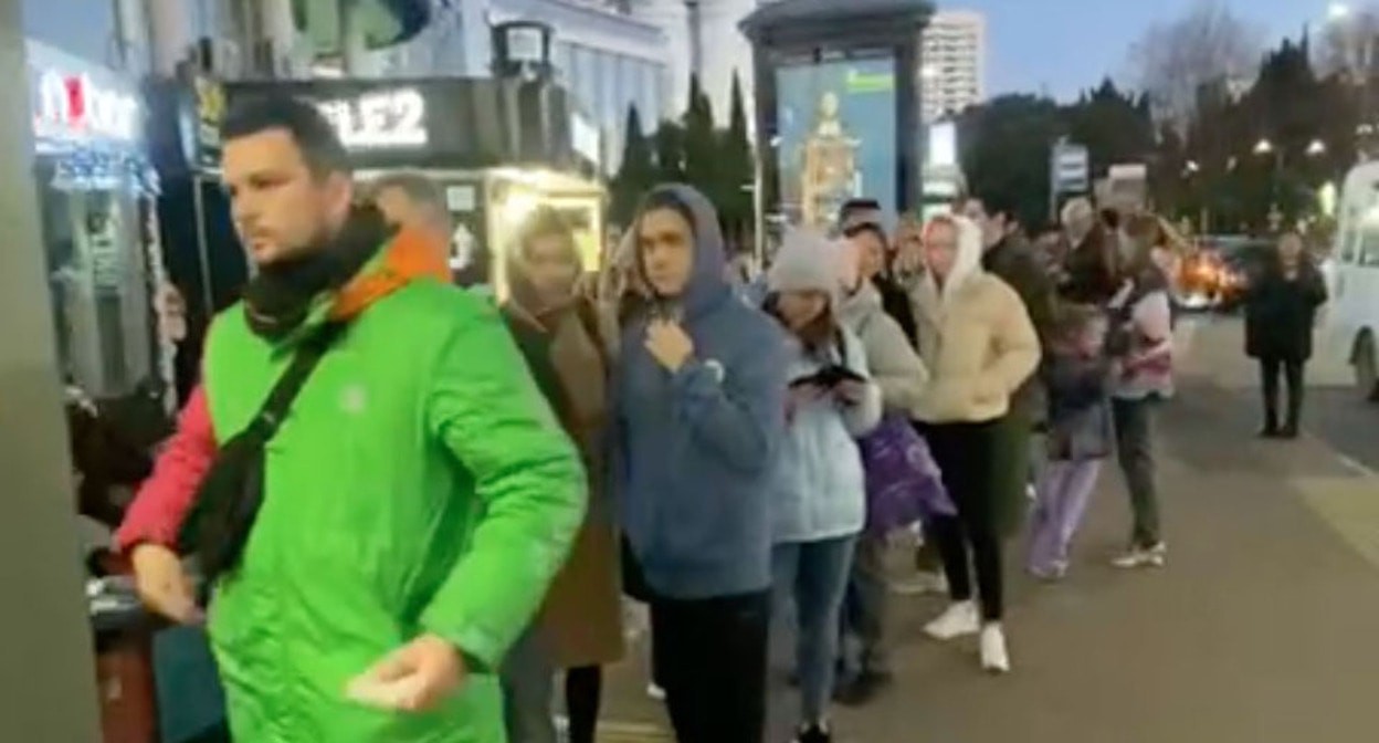 Сторонники Надеждина в очереди, чтобы подписаться за него. Сочи, 24 января 2024 г. Фото Кристины Романовой для "Кавказского узла" Сторонники Надеждина в очереди, чтобы подписаться за него. Сочи, 24 января 2024 г. Фото Кристины Романовой для "Кавказского узла"