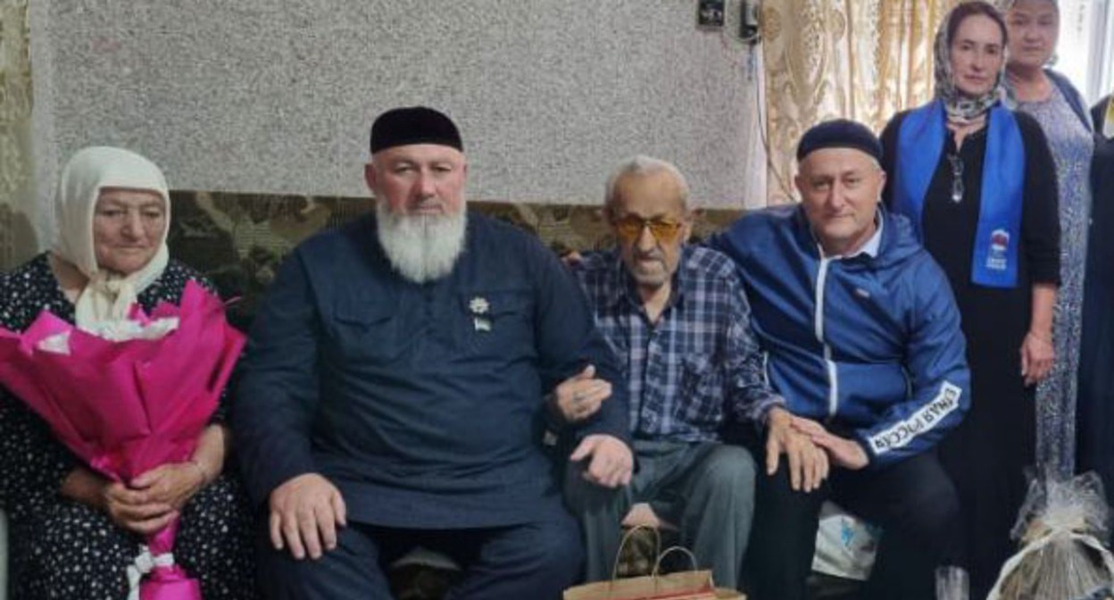 Чеченская семья. Фото: Грозный Информ https://www.grozny-inform.ru/ Чеченская семья. Фото: Грозный Информ https://www.grozny-inform.ru/