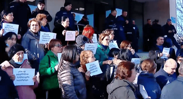 Сотрудники Республиканской больницы в Тбилиси на акции протеста. Кадр видео Georgian Public Broadcaster www.youtube.com/watch?v=phet3qJj8RY Сотрудники Республиканской больницы в Тбилиси на акции протеста. Кадр видео Georgian Public Broadcaster www.youtube.com/watch?v=phet3qJj8RY