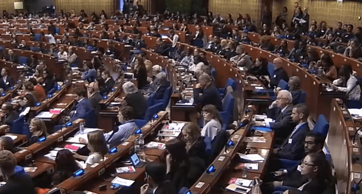 Парламентская ассамблея Совета Европы, зал заседаний. Кадр видео Baku TV www.youtube.com/watch?v=Z8i2mfcvII8 Парламентская ассамблея Совета Европы, зал заседаний. Кадр видео Baku TV www.youtube.com/watch?v=Z8i2mfcvII8