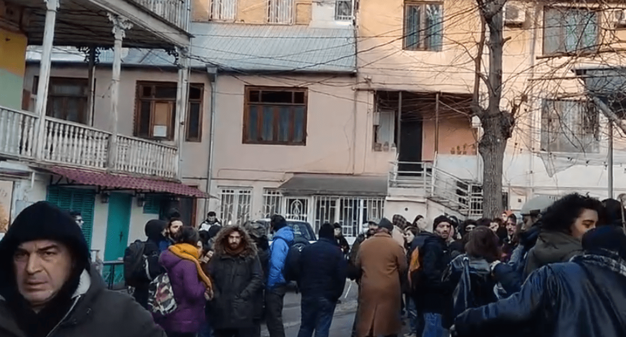 Противники выселения у дома Балахадзе. Стоп-кадр видео "Новости Грузия" от 26.01.24, https://t.me/NGnewsgeorgia/12473 Противники выселения у дома Балахадзе. Стоп-кадр видео "Новости Грузия" от 26.01.24, https://t.me/NGnewsgeorgia/12473