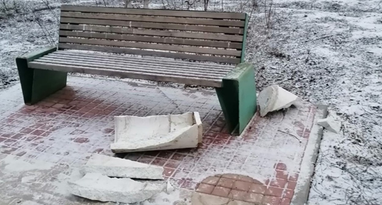Разбитая урна в парке "Летный" в Ахтубинске. Фото: администрация города https://vk.com/wall-208178760_7239 Разбитая урна в парке "Летный" в Ахтубинске. Фото: администрация города https://vk.com/wall-208178760_7239