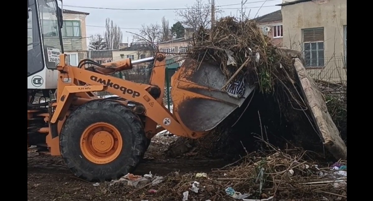 Уборка свалки мусора в Прохладном. Кадр видео из телеграм-канала ЦУР Кабардино-Балкарии https://t.me/tsur_07/2360 Уборка свалки мусора в Прохладном. Кадр видео из телеграм-канала ЦУР Кабардино-Балкарии https://t.me/tsur_07/2360