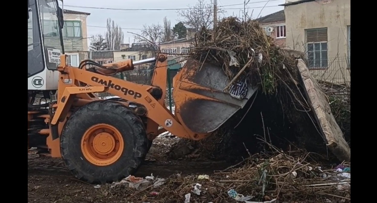 Уборка свалки мусора в Прохладном. Кадр видео из телеграм-канала ЦУР Кабардино-Балкарии https://t.me/tsur_07/2360 Уборка свалки мусора в Прохладном. Кадр видео из телеграм-канала ЦУР Кабардино-Балкарии https://t.me/tsur_07/2360