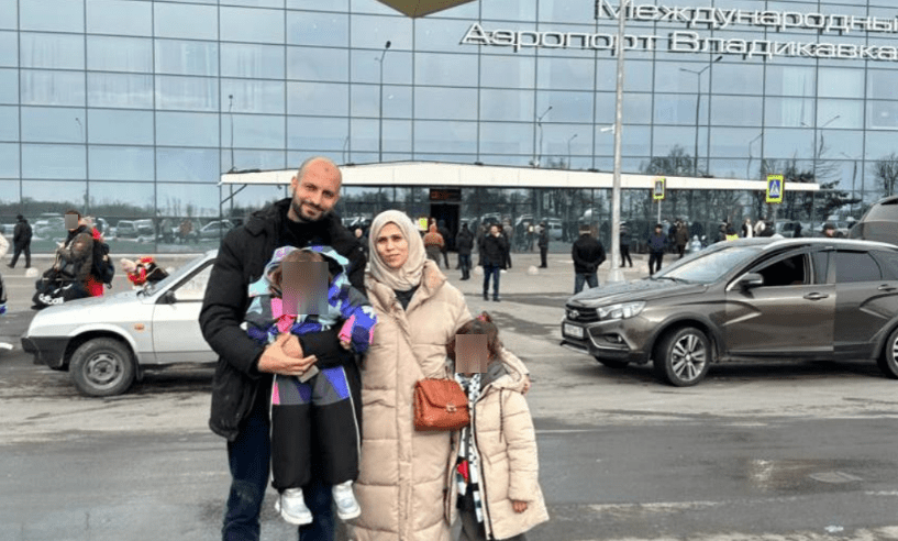 Семья беженцев из Палестины в аэропорту Владикавказа. Скриншот фото из Telegram-канала Миннаца Ингушетии от 27.01.24, https://t.me/minnac06/3508
Семья беженцев из Палестины в аэропорту Владикавказа. Скриншот фото из Telegram-канала Миннаца Ингушетии от 27.01.24, https://t.me/minnac06/3508