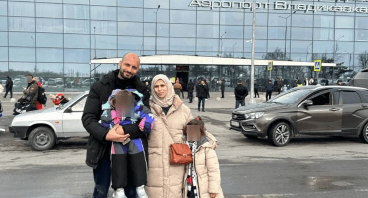 Семья беженцев из Палестины в аэропорту Владикавказа. Скриншот фото из Telegram-канала Миннаца Ингушетии от 27.01.24, https://t.me/minnac06/3508
Семья беженцев из Палестины в аэропорту Владикавказа. Скриншот фото из Telegram-канала Миннаца Ингушетии от 27.01.24, https://t.me/minnac06/3508