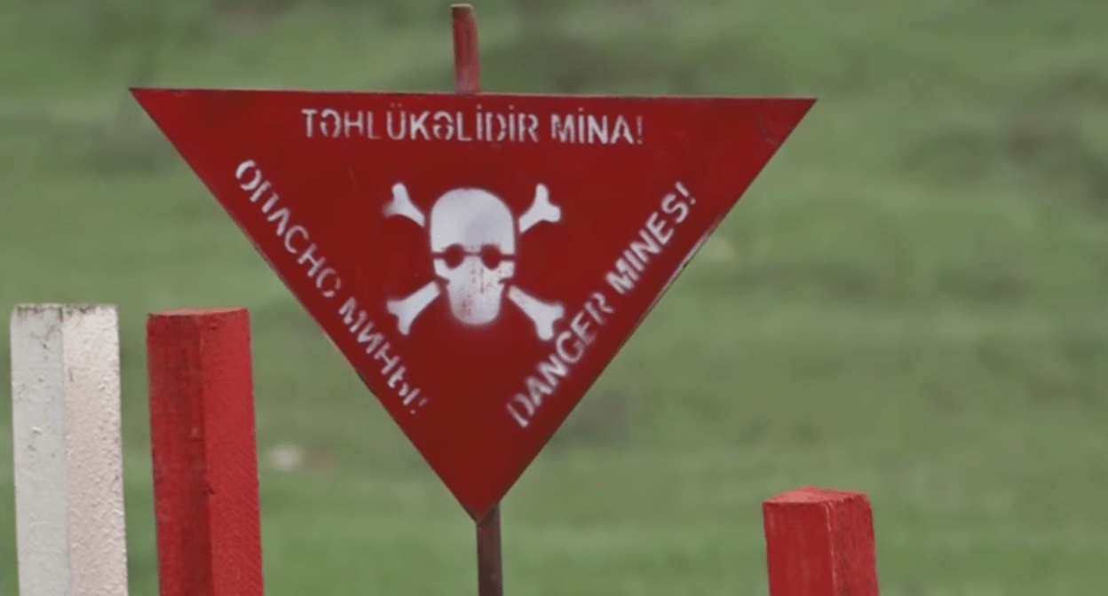 Предупреждение о минной опасности. Стоп-кадр видео Baku TV? https://www.youtube.com/watch?v=8RY3PD1vtBU Предупреждение о минной опасности. Стоп-кадр видео Baku TV? https://www.youtube.com/watch?v=8RY3PD1vtBU