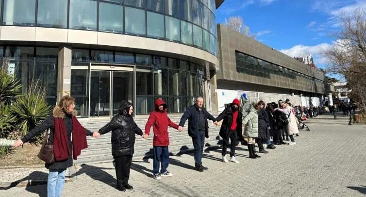 Акция протеста сотрудников Республиканской больницы. Тбилиси, 28 января 2024 года. Фото: "ИнтерпрессНьюс" https://www.interpressnews.ge/ru/article/157625-sotrudniki-respublikanskoi-bolnitsy-ustroili-u-kliniki-zhivuiu-tsep Акция протеста сотрудников Республиканской больницы. Тбилиси, 28 января 2024 года. Фото: "ИнтерпрессНьюс" https://www.interpressnews.ge/ru/article/157625-sotrudniki-respublikanskoi-bolnitsy-ustroili-u-kliniki-zhivuiu-tsep