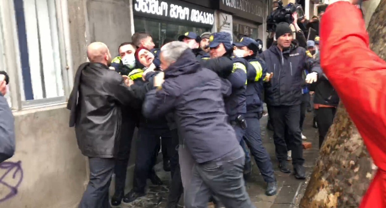 Сотрудники полиции во время выселения людей из дома на улице Кекелидзе. 23 января 2024 г. Скриншот видео Paper Kartuli, https://t.me/paperkartuli/9649 Сотрудники полиции во время выселения людей из дома на улице Кекелидзе. 23 января 2024 г. Скриншот видео Paper Kartuli, https://t.me/paperkartuli/9649