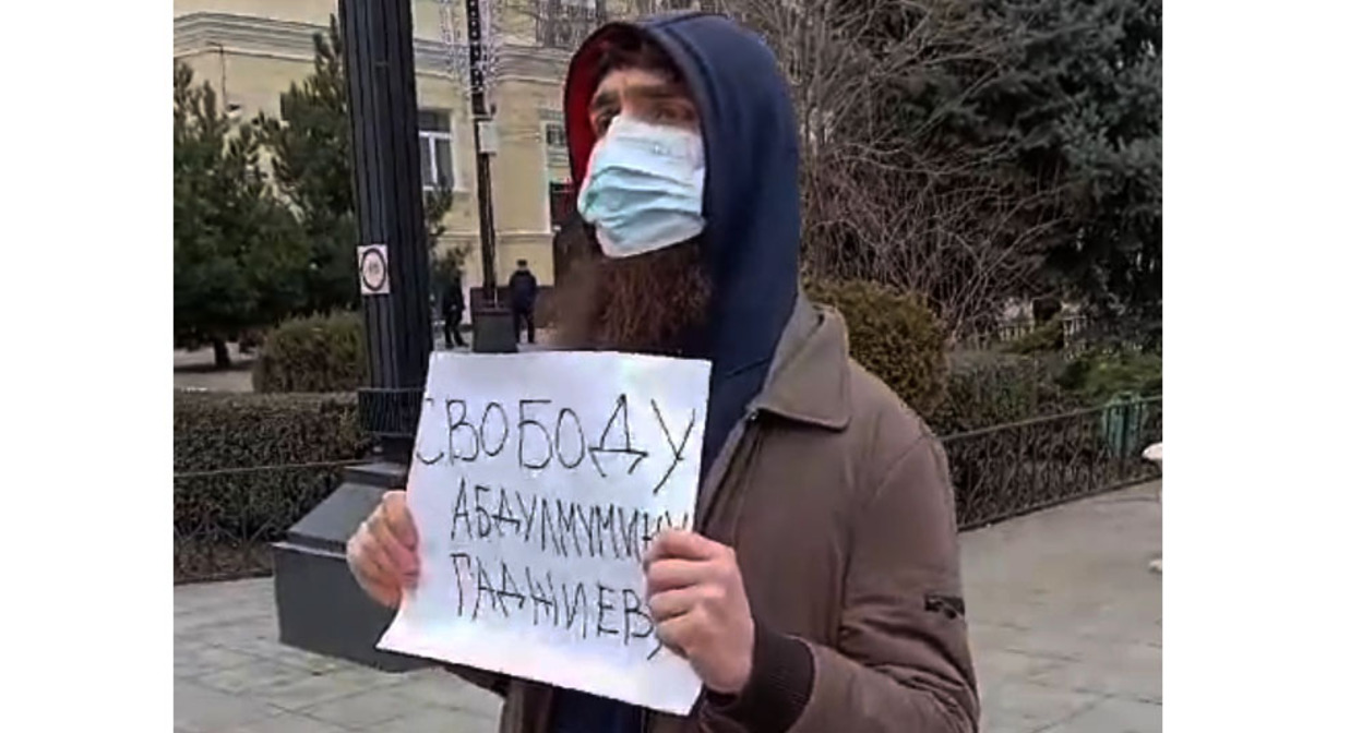 Неизвестный мужчина провел в Махачкале одиночный пикет в поддержку арестованного Абдулмумина Гаджиева. Махачкала, 29 января 2024 г. Скриншот видео Телеграм-канал "Черновик" Неизвестный мужчина провел в Махачкале одиночный пикет в поддержку арестованного Абдулмумина Гаджиева. Махачкала, 29 января 2024 г. Скриншот видео Телеграм-канал "Черновик"