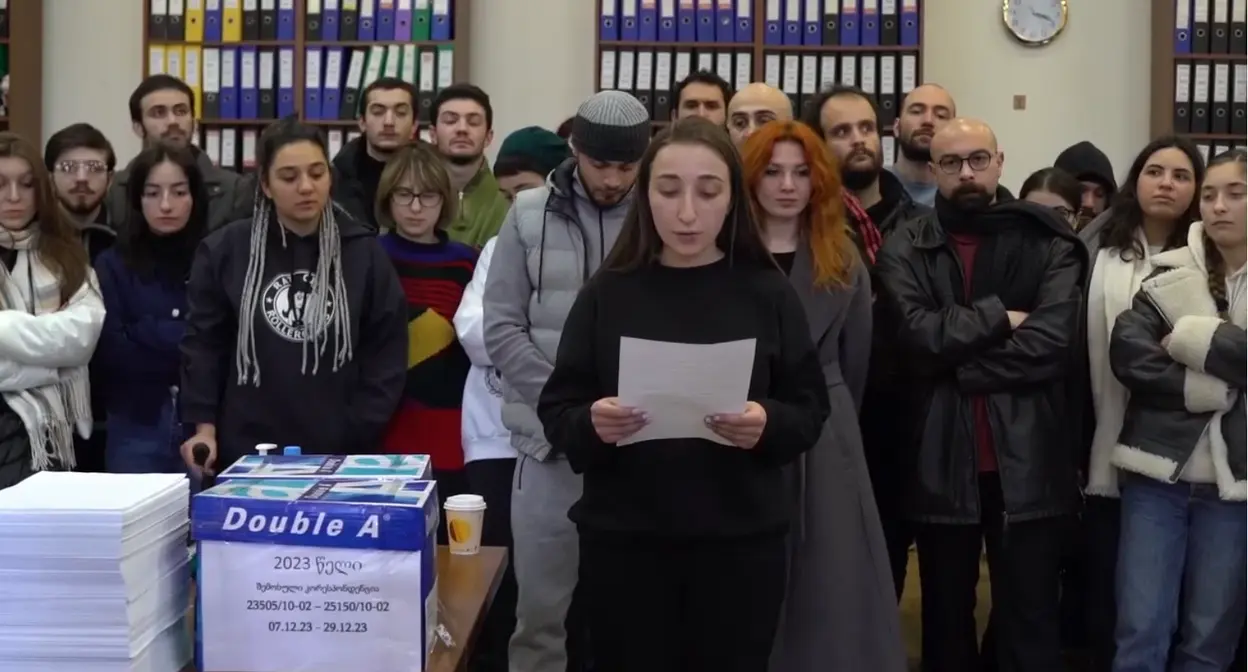Студенты в канцелярии ТГУ. Фото: студенческое "Майское движение" Студенты в канцелярии ТГУ. Фото: студенческое "Майское движение"