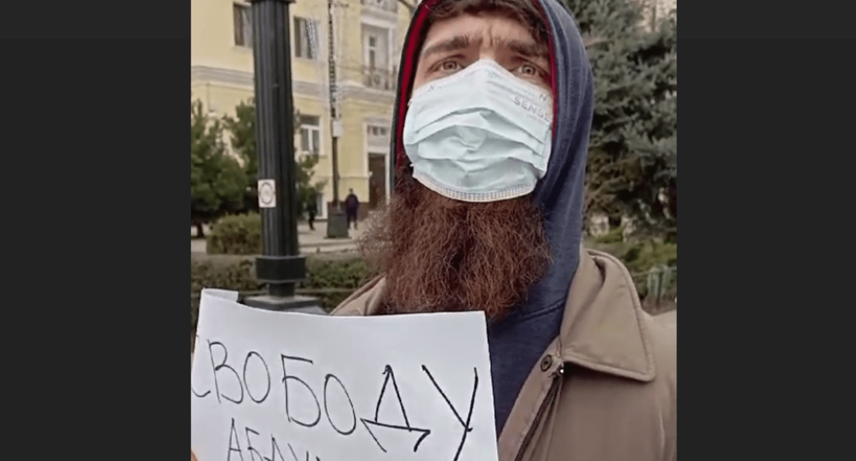 Мужчина развернул плакат во время акции Идриса Юсупова (внесен в реестр иноагентов), из-за чего журналисту пришлось прервать свою. Стоп-кадр видео Telegram-канала "Черновик" от 29.01.24, https://t.me/chernovik/67013 Мужчина развернул плакат во время акции Идриса Юсупова (внесен в реестр иноагентов), из-за чего журналисту пришлось прервать свою. Стоп-кадр видео Telegram-канала "Черновик" от 29.01.24, https://t.me/chernovik/67013